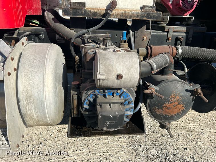 image for item DN0647 2006 Peterbilt 335  vacuum truck