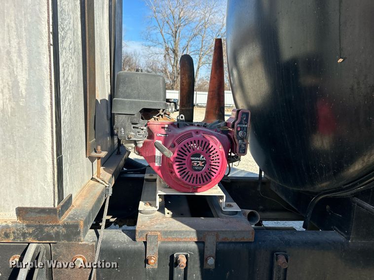 image for item DN0647 2006 Peterbilt 335  vacuum truck