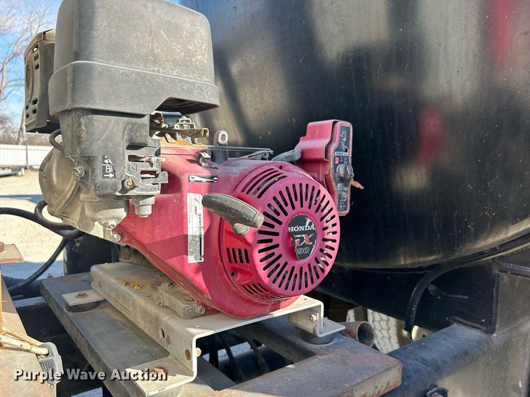 image for item DN0647 2006 Peterbilt 335  vacuum truck