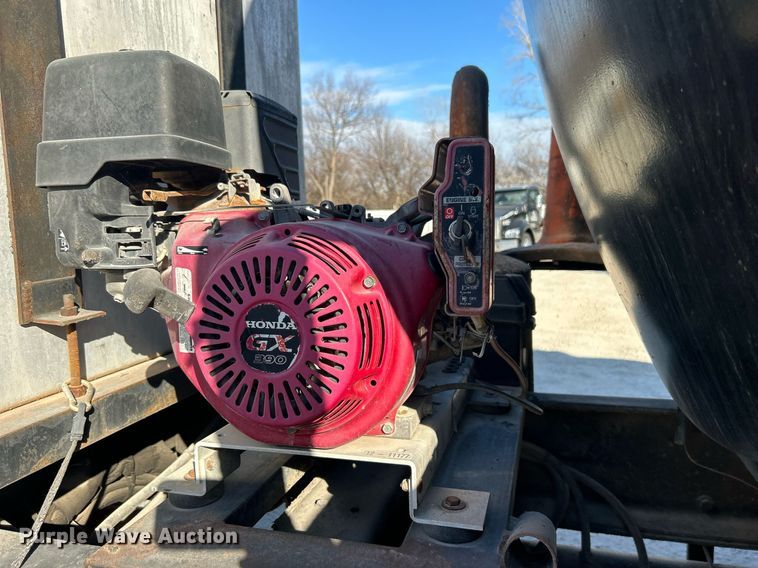 image for item DN0647 2006 Peterbilt 335  vacuum truck