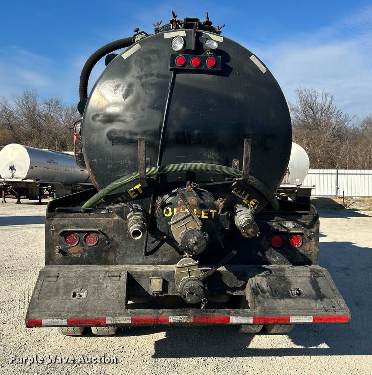 image for item DN0647 2006 Peterbilt 335  vacuum truck