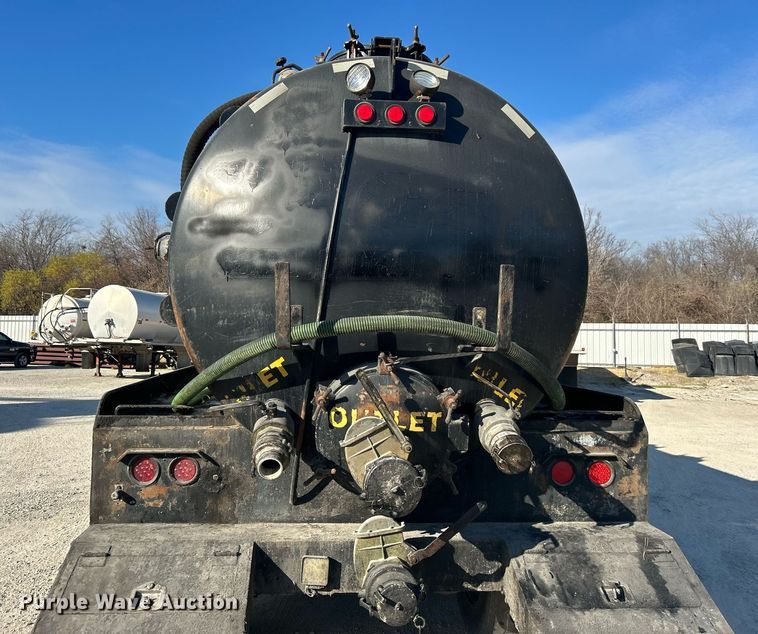 image for item DN0647 2006 Peterbilt 335  vacuum truck