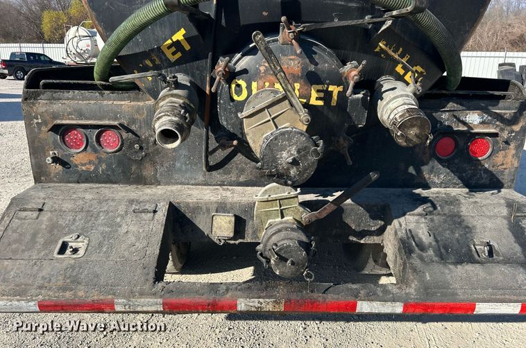 image for item DN0647 2006 Peterbilt 335  vacuum truck