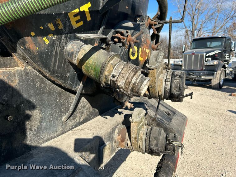 image for item DN0647 2006 Peterbilt 335  vacuum truck