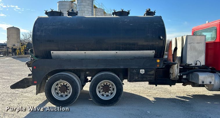 image for item DN0647 2006 Peterbilt 335  vacuum truck