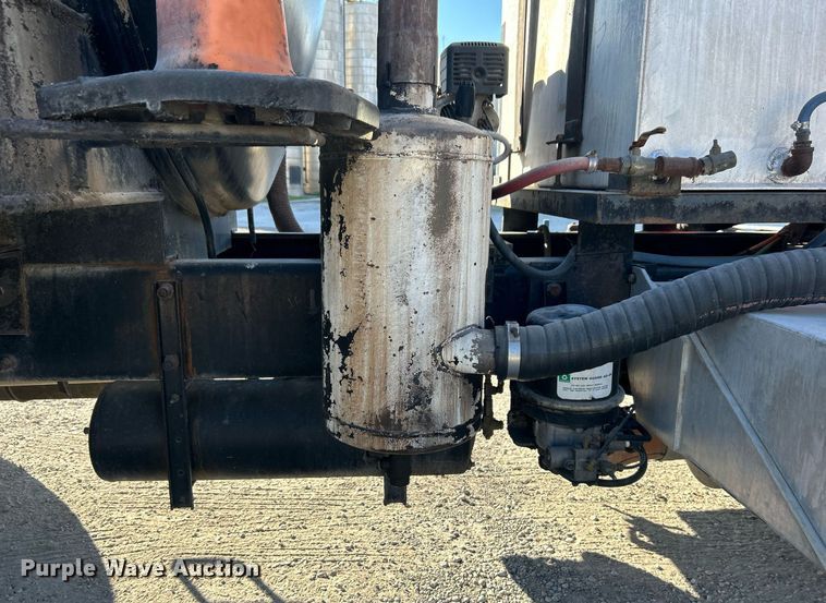 image for item DN0647 2006 Peterbilt 335  vacuum truck