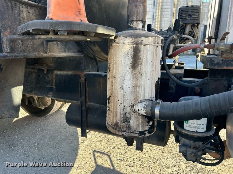 image for item DN0647 2006 Peterbilt 335  vacuum truck