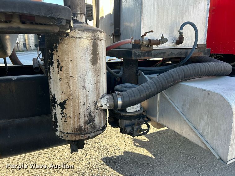 image for item DN0647 2006 Peterbilt 335  vacuum truck