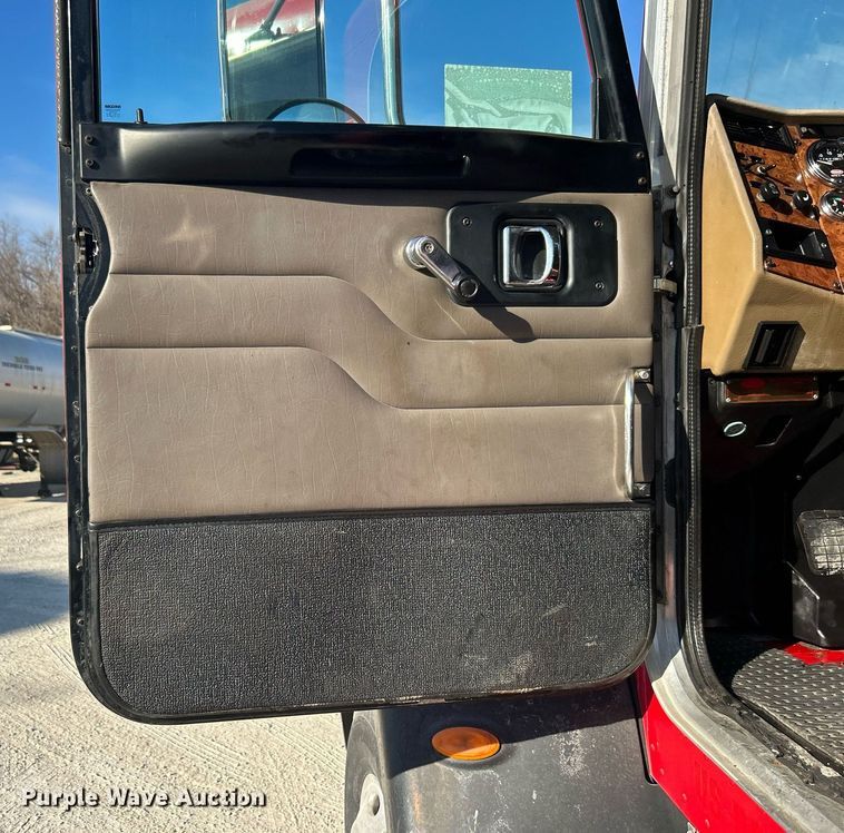 image for item DN0647 2006 Peterbilt 335  vacuum truck