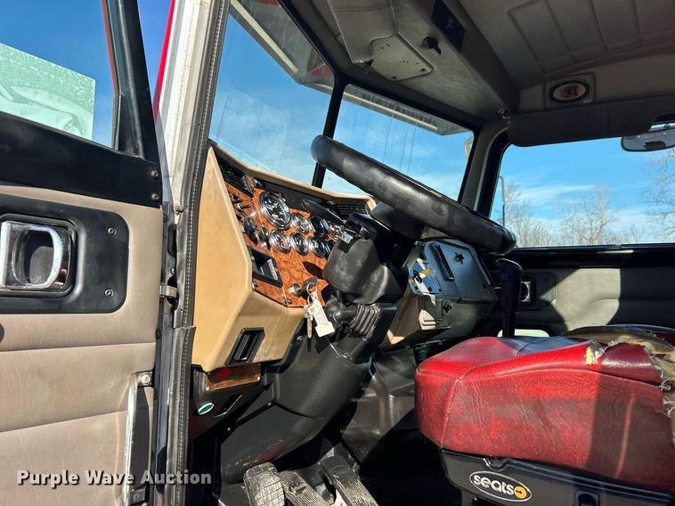 image for item DN0647 2006 Peterbilt 335  vacuum truck