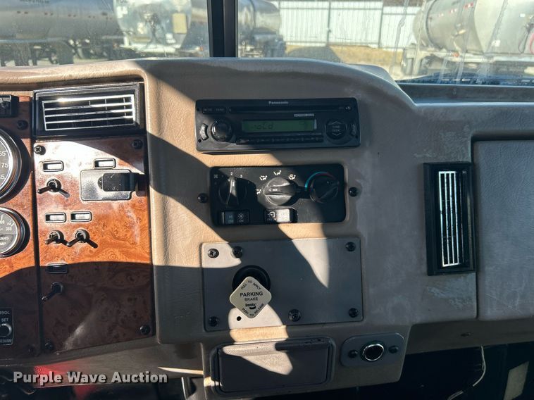 image for item DN0647 2006 Peterbilt 335  vacuum truck