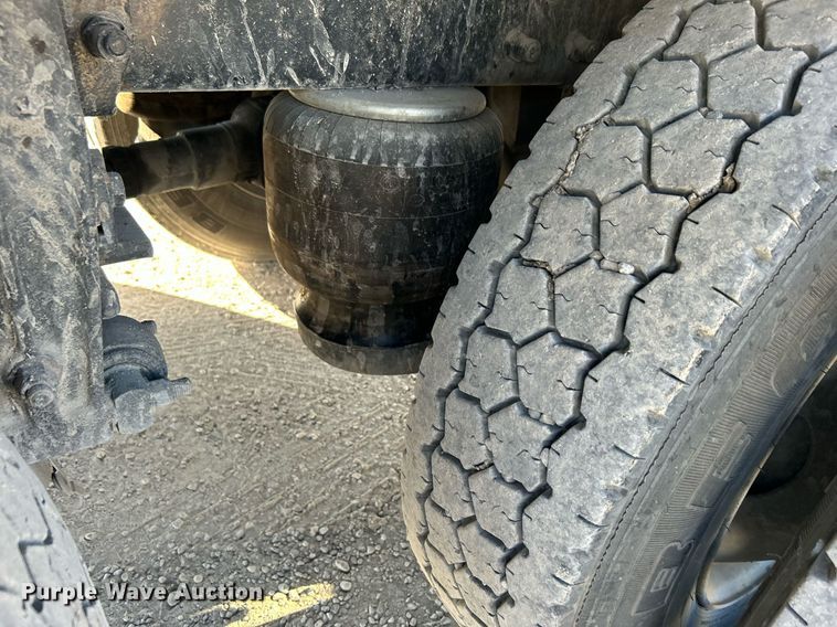 image for item DN0647 2006 Peterbilt 335  vacuum truck