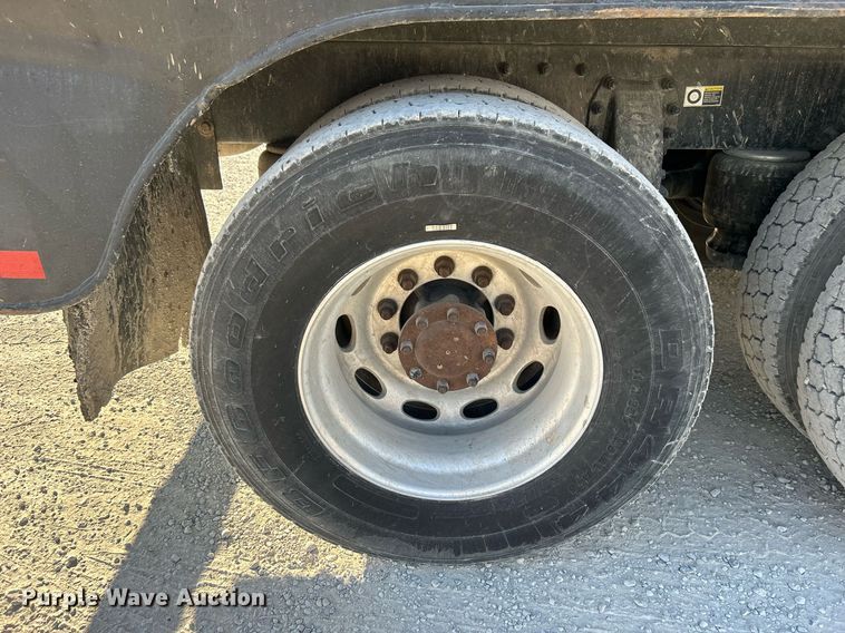 image for item DN0647 2006 Peterbilt 335  vacuum truck