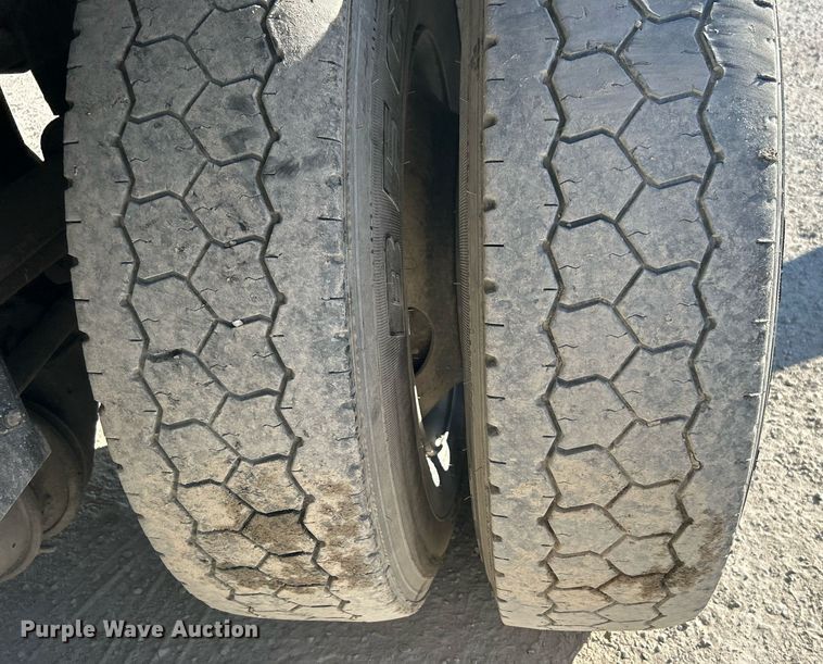 image for item DN0647 2006 Peterbilt 335  vacuum truck