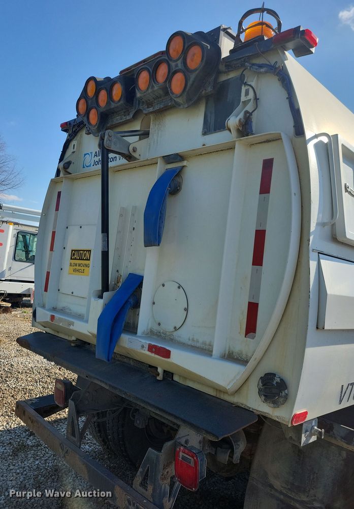 image for item DN4062 2009 Isuzu  T7F street sweeper truck