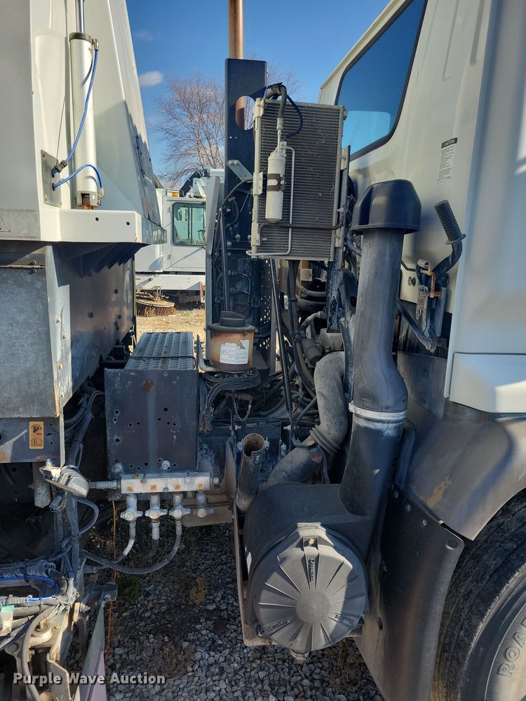 image for item DN4062 2009 Isuzu  T7F street sweeper truck