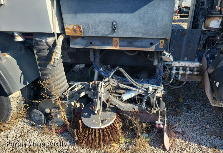 image for item DN4062 2009 Isuzu  T7F street sweeper truck