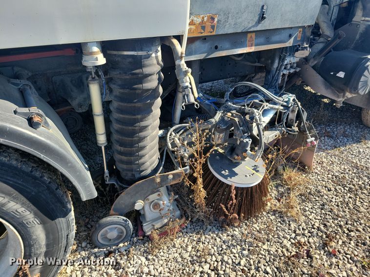 image for item DN4062 2009 Isuzu  T7F street sweeper truck