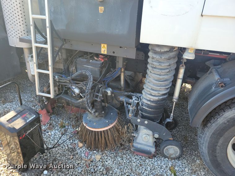 image for item DN4062 2009 Isuzu  T7F street sweeper truck