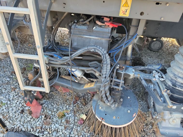 image for item DN4062 2009 Isuzu  T7F street sweeper truck