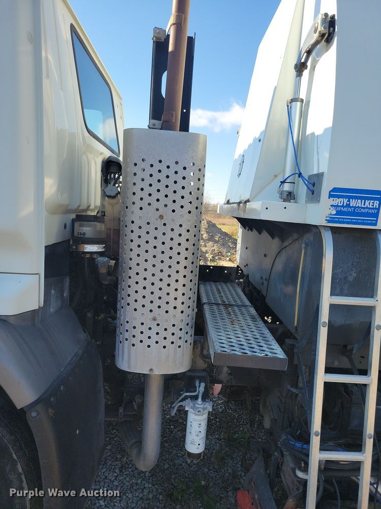 image for item DN4062 2009 Isuzu  T7F street sweeper truck