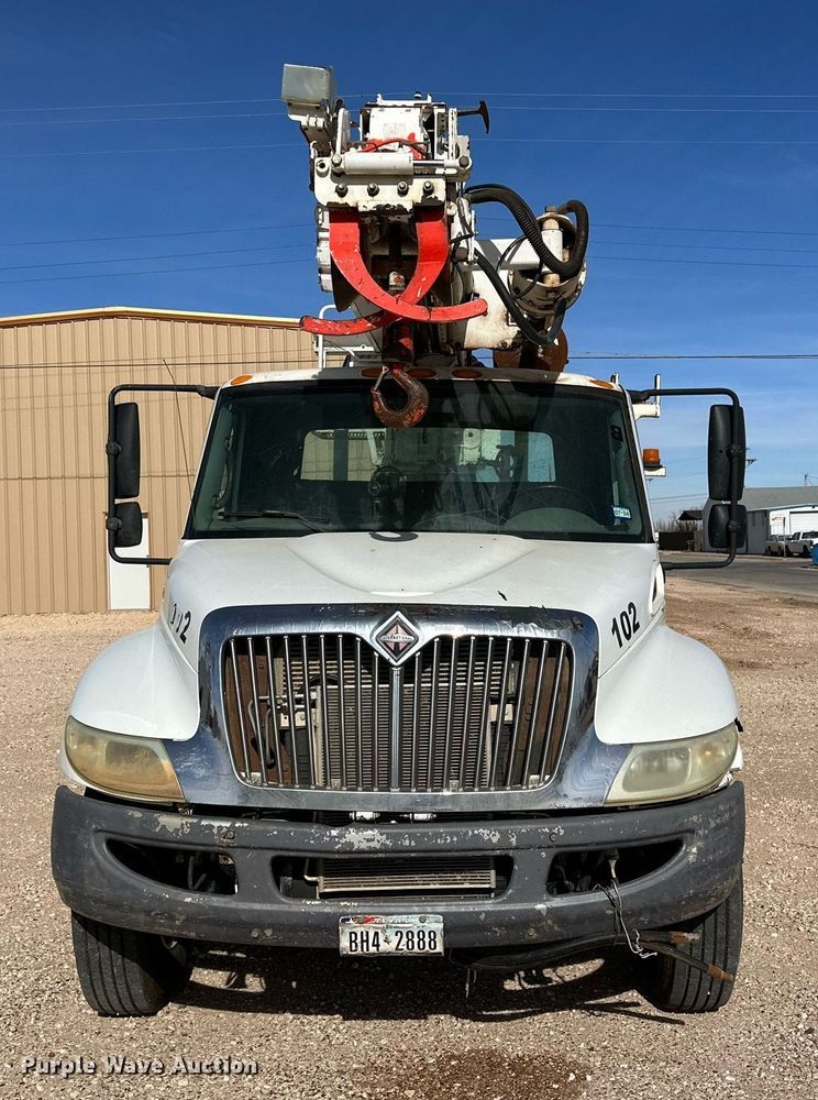 image for item IB9260 2005 International 4300  digger derrick truck