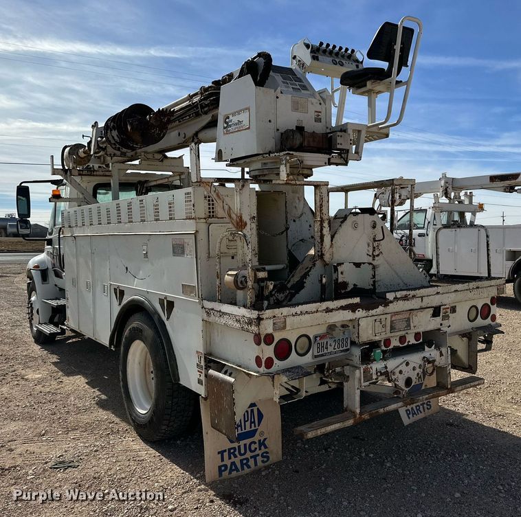 image for item IB9260 2005 International 4300  digger derrick truck