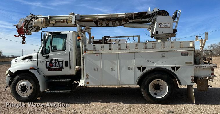image for item IB9260 2005 International 4300  digger derrick truck
