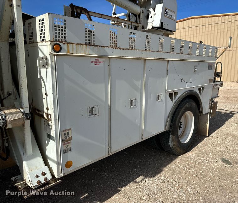 image for item IB9260 2005 International 4300  digger derrick truck