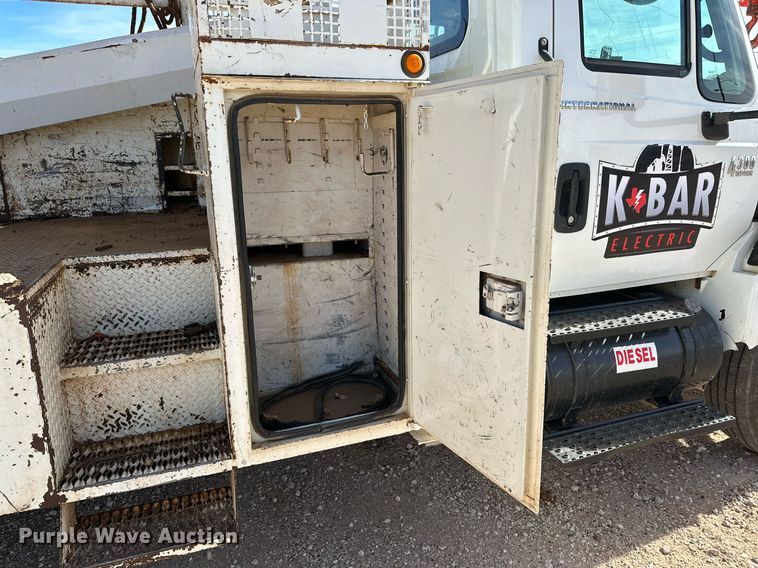 image for item IB9260 2005 International 4300  digger derrick truck