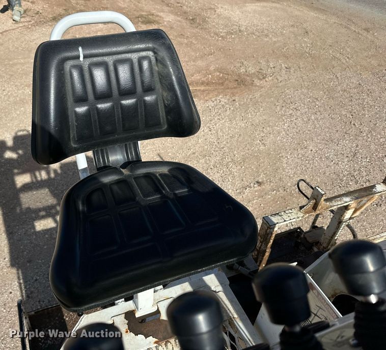 image for item IB9260 2005 International 4300  digger derrick truck