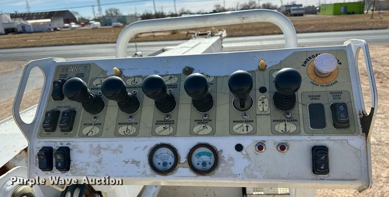 image for item IB9260 2005 International 4300  digger derrick truck