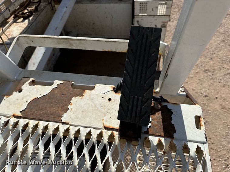 image for item IB9260 2005 International 4300  digger derrick truck