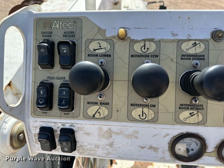 image for item IB9260 2005 International 4300  digger derrick truck