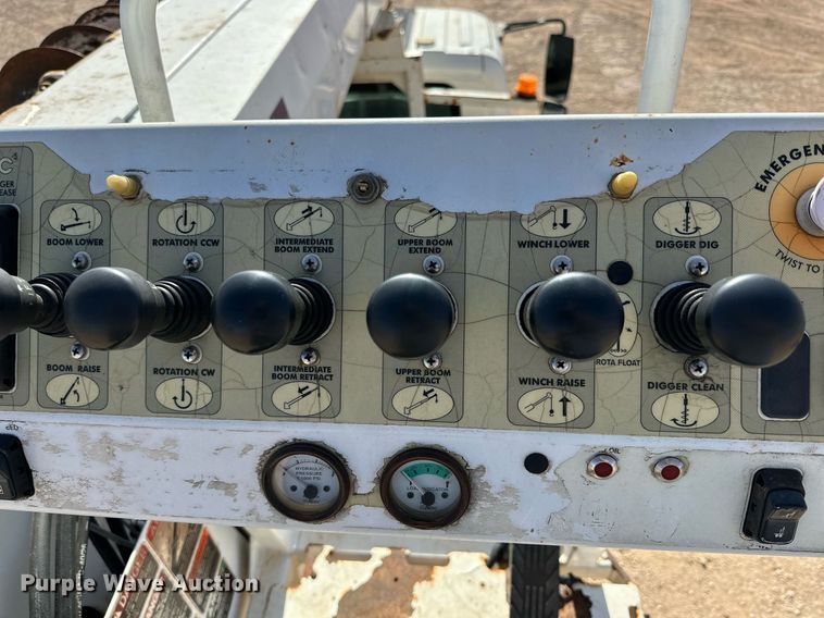 image for item IB9260 2005 International 4300  digger derrick truck