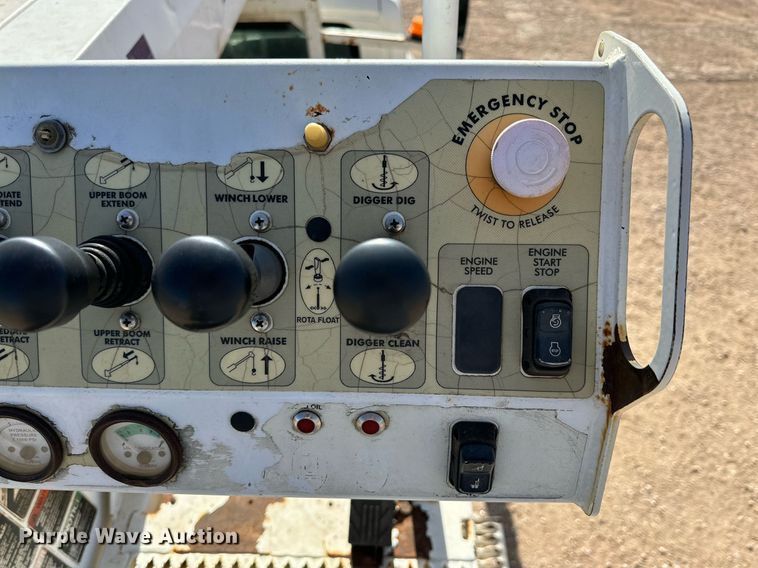 image for item IB9260 2005 International 4300  digger derrick truck