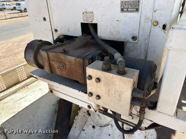 image for item IB9260 2005 International 4300  digger derrick truck