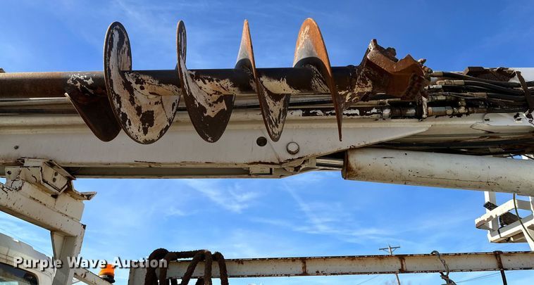 image for item IB9260 2005 International 4300  digger derrick truck