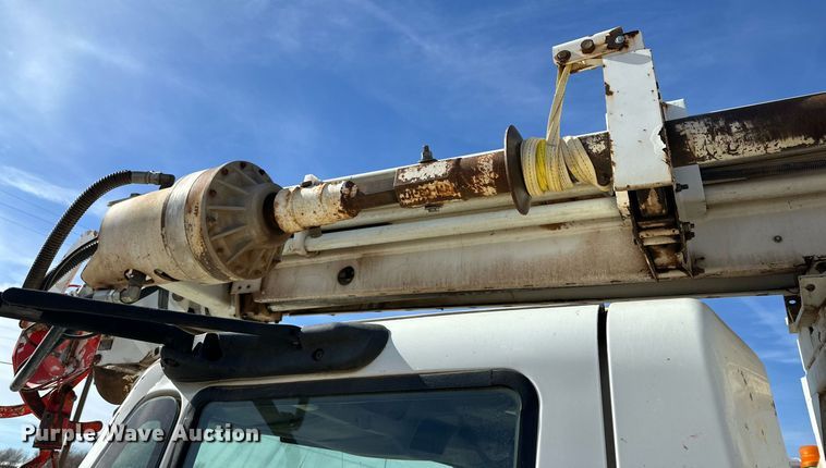 image for item IB9260 2005 International 4300  digger derrick truck