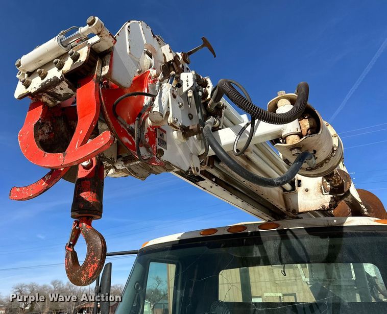 image for item IB9260 2005 International 4300  digger derrick truck