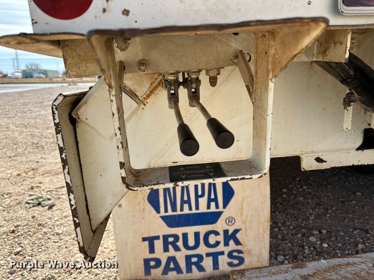 image for item IB9260 2005 International 4300  digger derrick truck