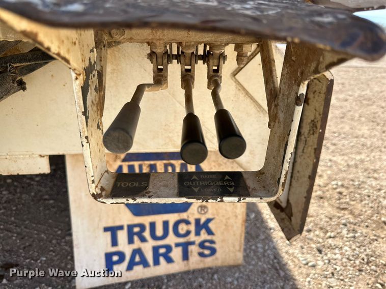 image for item IB9260 2005 International 4300  digger derrick truck