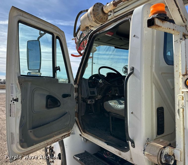 image for item IB9260 2005 International 4300  digger derrick truck