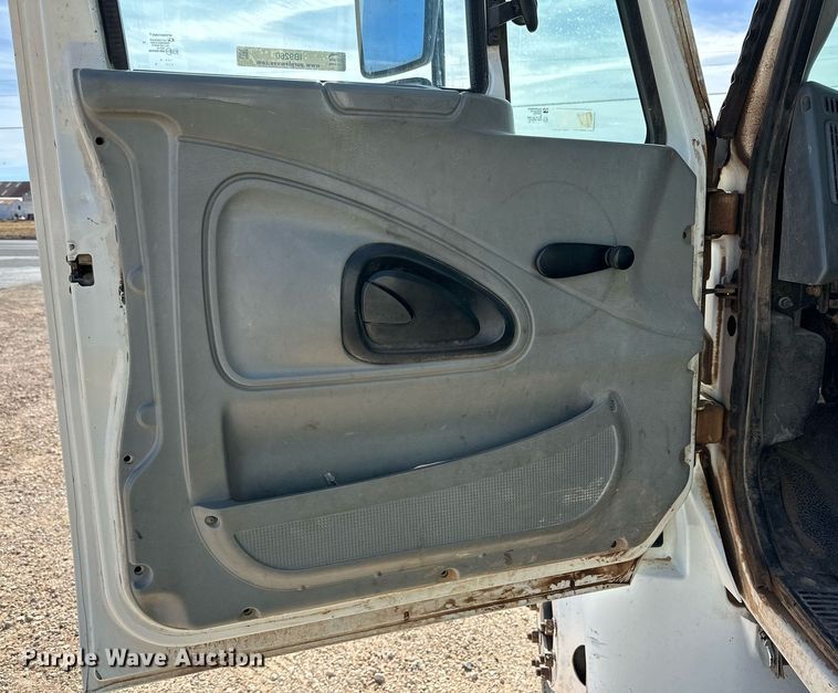 image for item IB9260 2005 International 4300  digger derrick truck