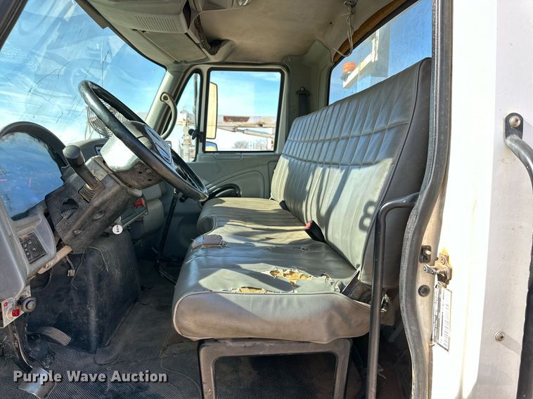 image for item IB9260 2005 International 4300  digger derrick truck