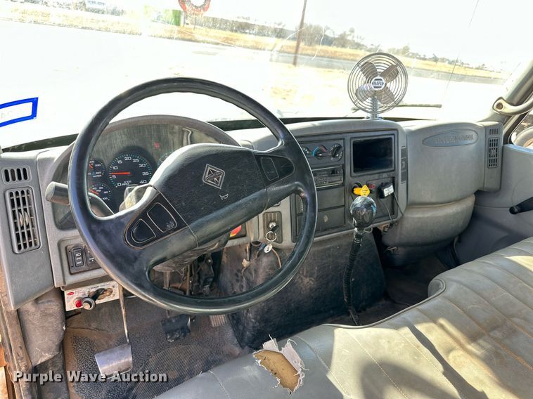 image for item IB9260 2005 International 4300  digger derrick truck