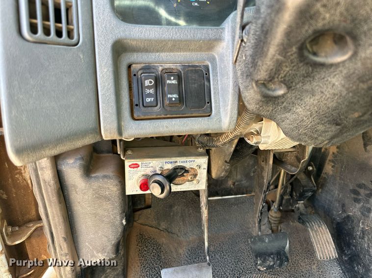 image for item IB9260 2005 International 4300  digger derrick truck