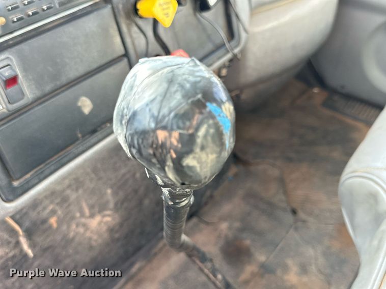 image for item IB9260 2005 International 4300  digger derrick truck