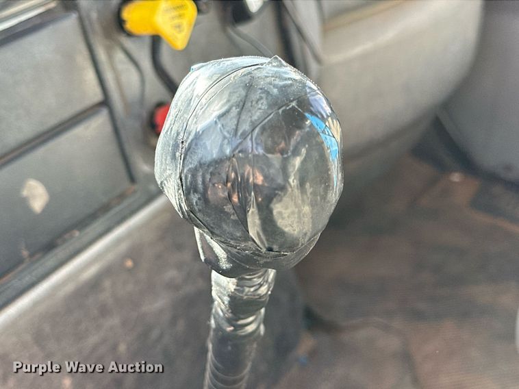 image for item IB9260 2005 International 4300  digger derrick truck