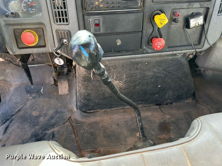 image for item IB9260 2005 International 4300  digger derrick truck